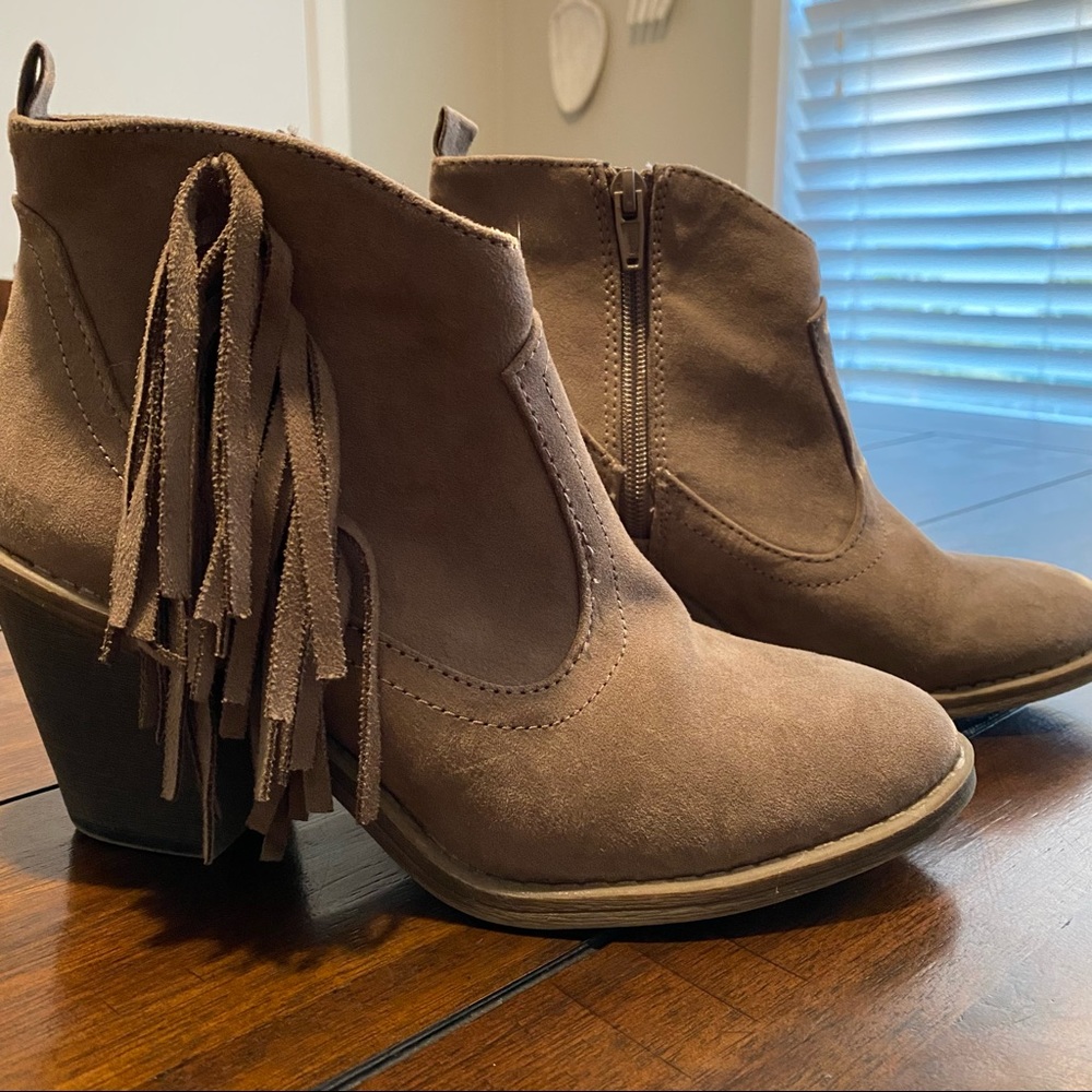 Size 8 beige fringe zip up side booties